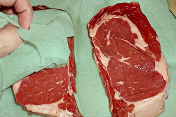 Как правильно сушить мясо с помощью бумажных полотенец